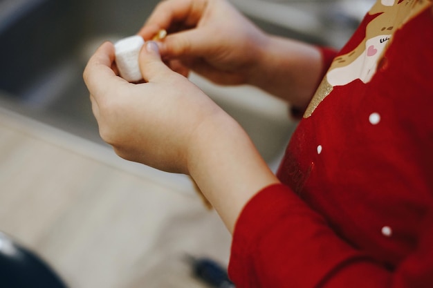 Майстер за роботою з голкою